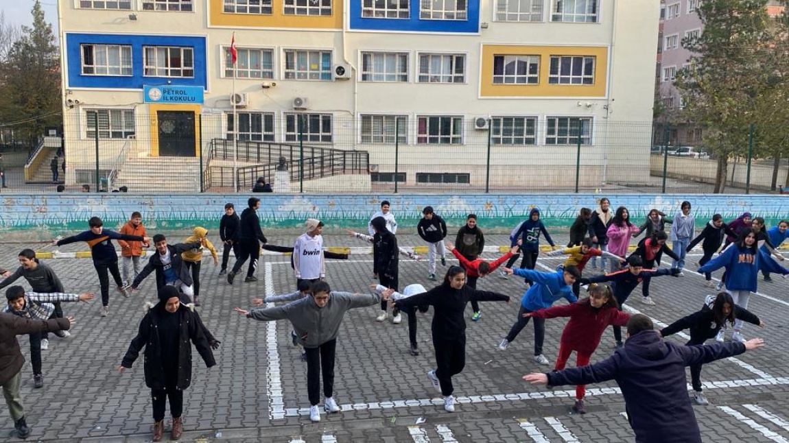 Okulumuz öğrencileri “Sağlıklı Yaşam İçin” Güne Kültür Fizik Hareketleri İle Başlıyor